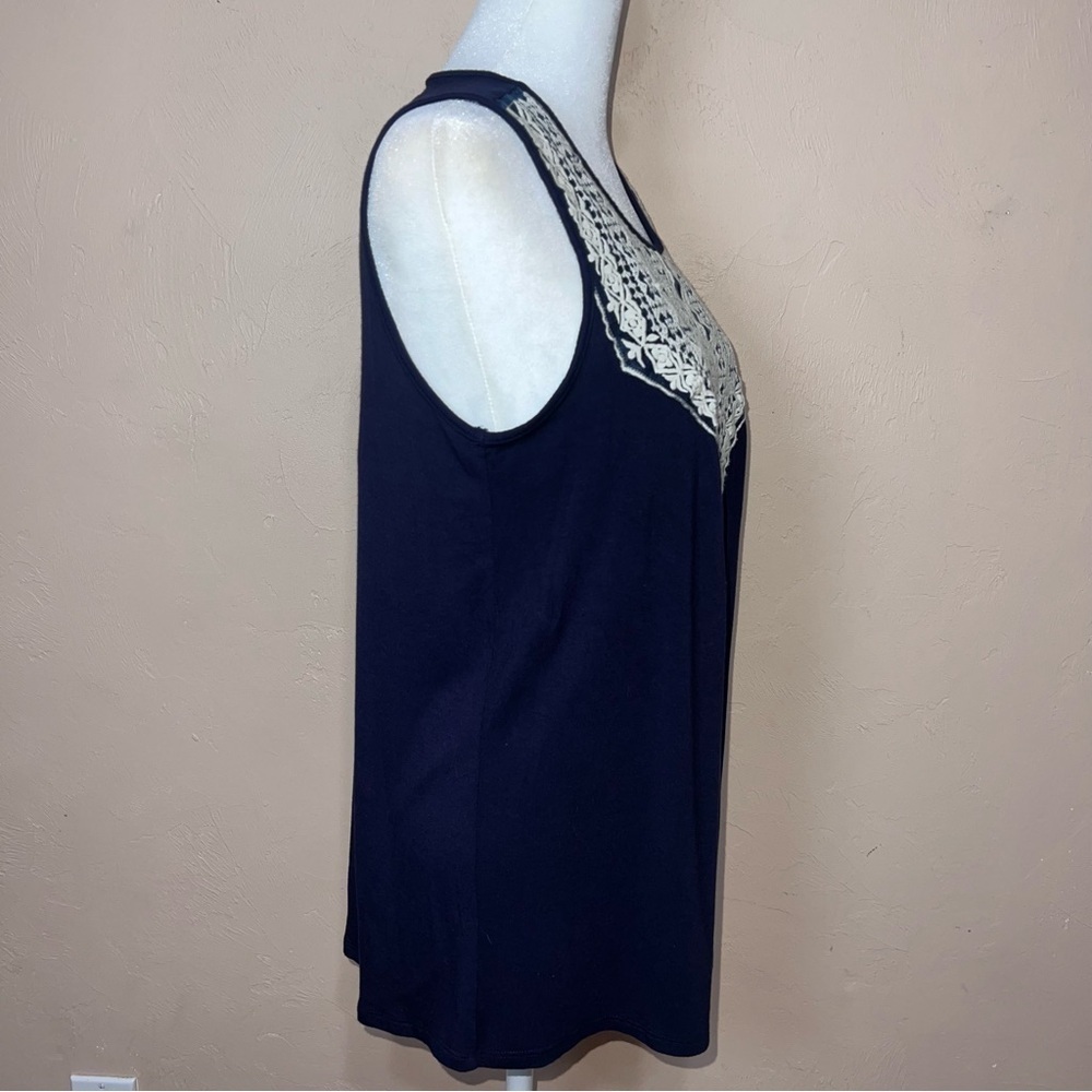 Green Envelope Los Angeles Flowy Sleeveless Navy Blouse White Lace Embroidered - Picture 5 of 8